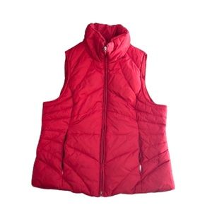 Kenneth Cole Reaction ladies Large puffer vest. NWOT. Two zippered pockets.